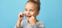 Acidolac artykuł - Jak uczyć dzieci stosowania nici dentystycznych